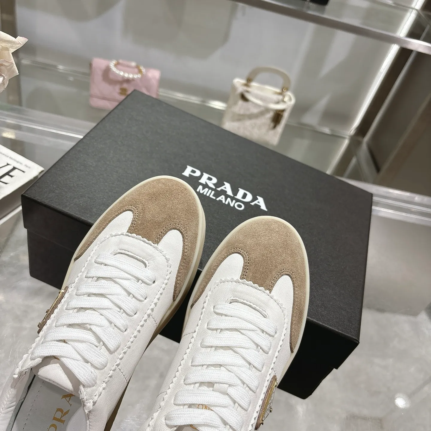 👟👟Ex-factory price 540👟👟 Prada 25 new thick-soled casual sneakers. This sneaker continues the timeless silhouette and is a new classic item. Crafted from leather to enhance style. The style is light, with a triangle buckle logo and a 5CM thick sole. It is suitable for all seasons and can be matched with all kinds of casual styles. In an era where various styles are full of attention, the most long-term companion and the one that captures people's hearts bit by bit is undoubtedly the white shoe. Fabric: Cowhide Lining: Sheepskin Outsole: Original TPU two-color outsole Sole thickness: 5CM Size female 35-40